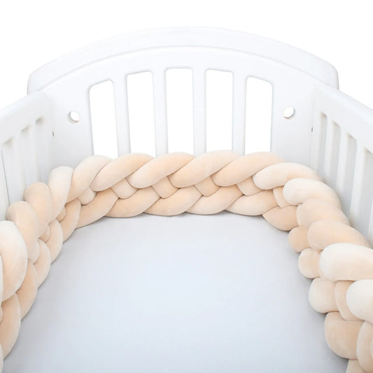 Tour de lit tressé beige 4 brins, sécurité et confort pour chambre bébé.