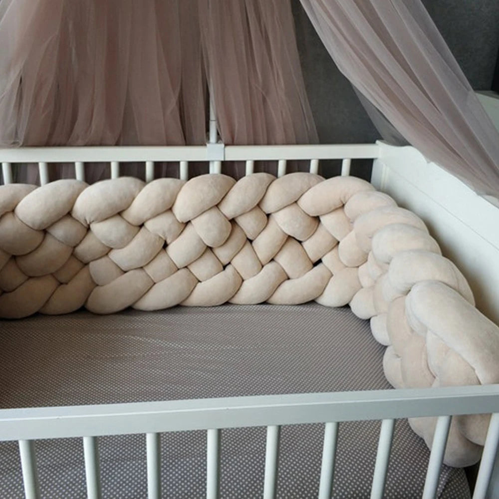 Tresse de lit beige 6 brins entourant le lit de bébé, ambiance cosy et sécurisée.