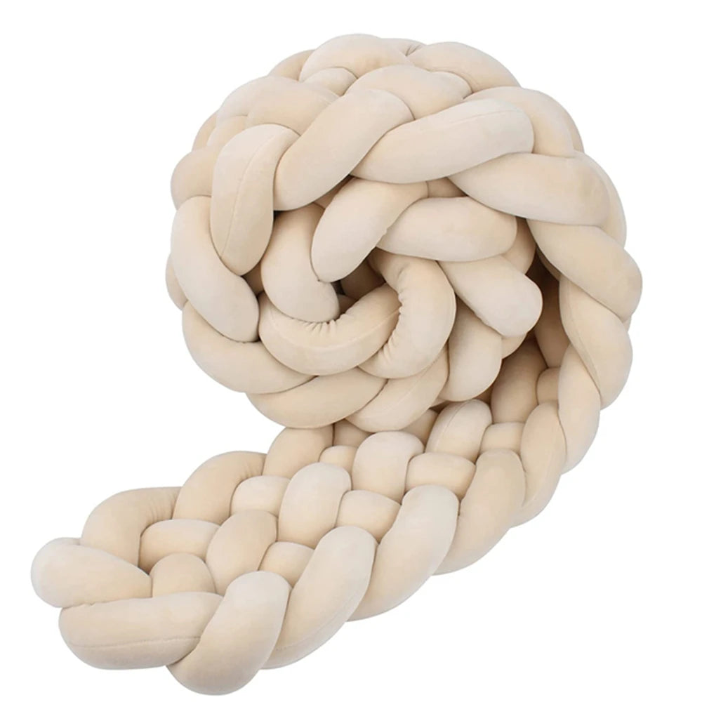 Tresse de lit beige 6 brins isolée sur fond transparent, vue détaillée du tour de lit.